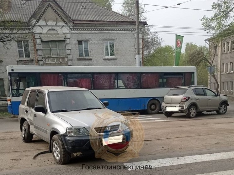 В Саратове в тройное ДТП попал пассажирский автобус