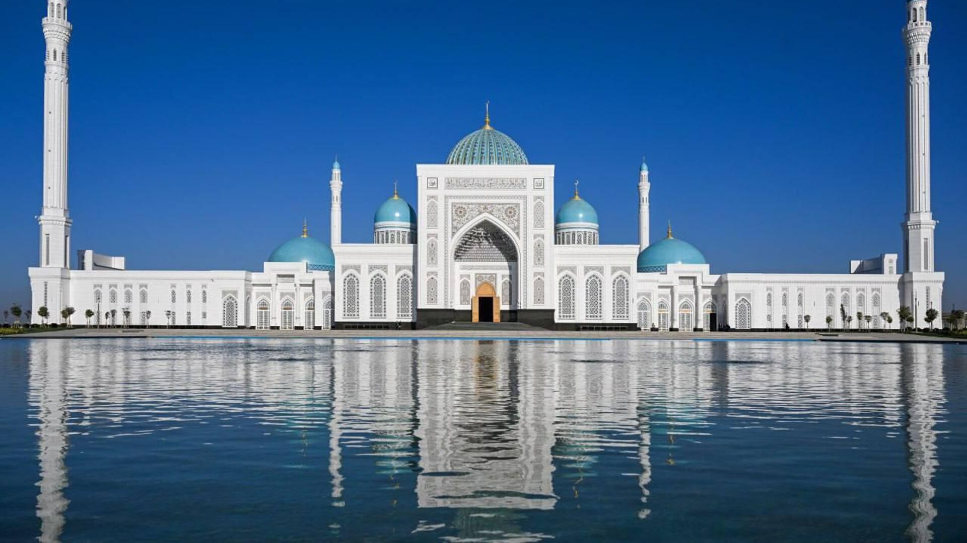 Шавкат Мирзиёев прибыл в Самарканд для участия в 43-й сессии Генеральной конференции ЮНЕСКО - Sputnik Узбекистан, 1920, 30.10.2025