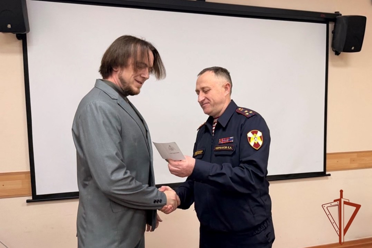 Начальник Управления Росгвардии по Томской области вручил ведомственные награды представителям СМИ 