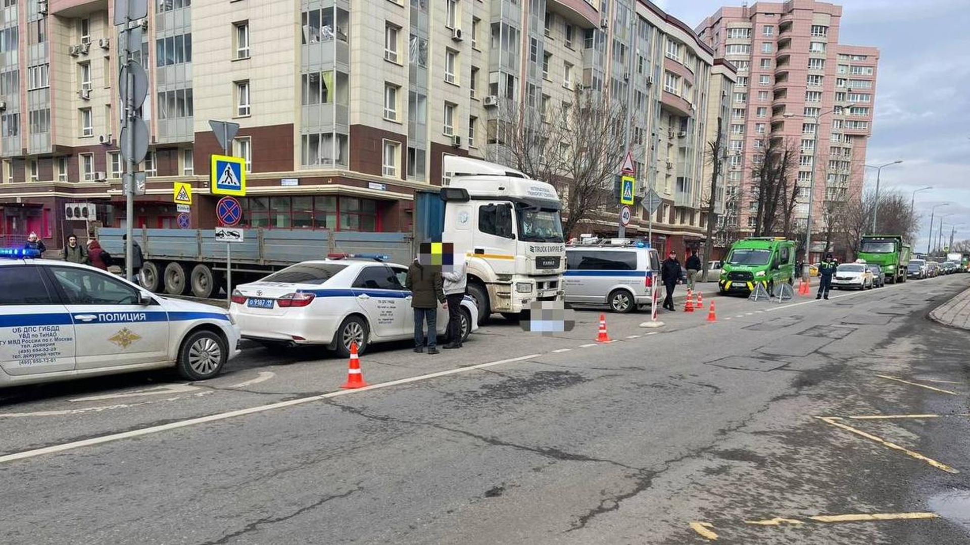 В москве сбили пешехода. Пешеходный переход.