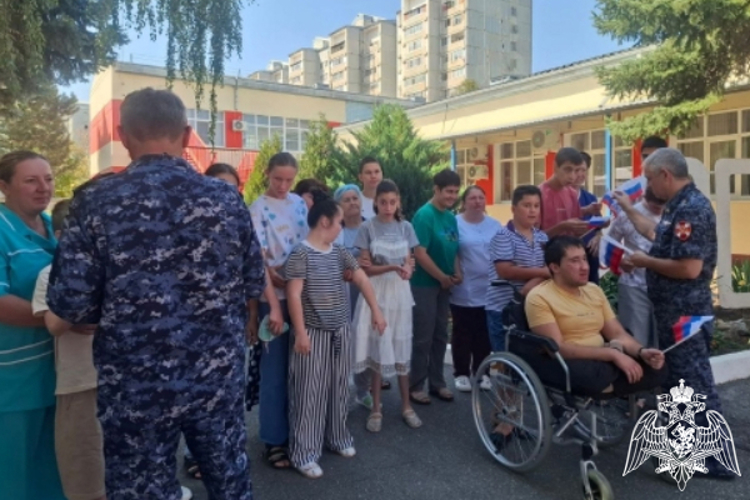 Патриотическое мероприятие с воспитанниками социального учреждения в Карачаево- Черкесии провели ветераны Росгвардии