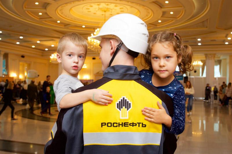Премия ко дню нефтяника роснефть. Роснефть. С днем нефтяника Роснефть. Роснефть сотрудники. Нефтяники Роснефть.