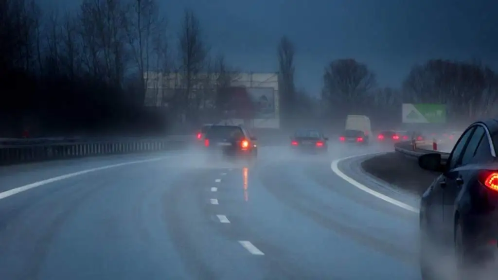 Непогода в Латвии: «Latvijas valsts ceļi» назвали сложные места на дорогах