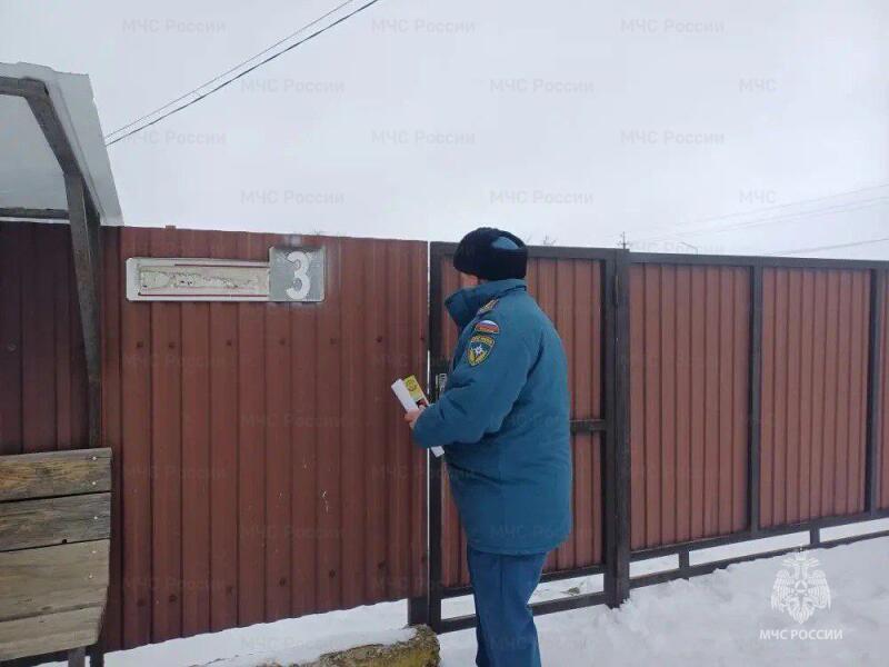 Сотрудники МЧС России продолжают активную профилактическую работу с населением