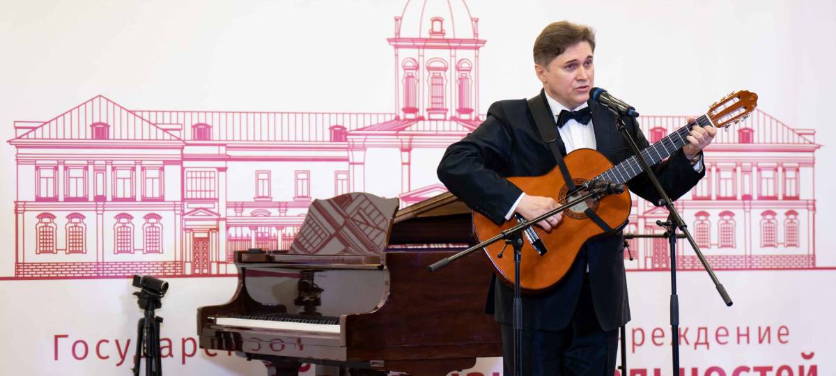 РОО «Землячество Донбассовцев». Сольный концерт заслуженного артиста РФ Эдуарда Гладкого «Я счастлив, что мы вместе»