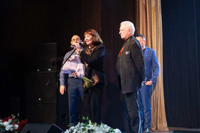 На сцене Аристарх Ливанов и Лариса Лужина приветствуют участников фестиваля и зрителей. 