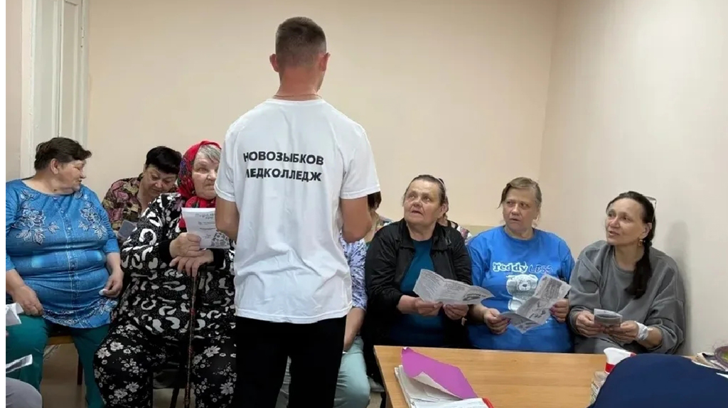 Волонтёры-медики из Новозыбкова научили пенсионеров заботе о здоровье