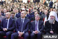 Место рядом с губернатором Виктор Кокшаров хотел уступить митрополиту Евгению