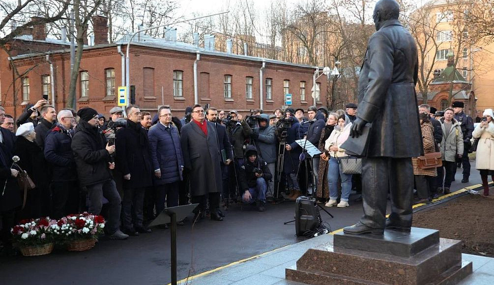 В Санкт-Петербурге открыли памятник выдающемуся адвокату Владимиру Спасовичу