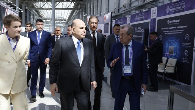 Михаил Мишустин осмотрел выставку Российского форума «Микроэлектроника 2025». С Министром промышленности и торговли Антоном Алихановым, председателем Совета федеральной территории «Сириус» Еленой Шмелевой, Денисом Мантуровым, президентом РАН Геннадием Красниковым