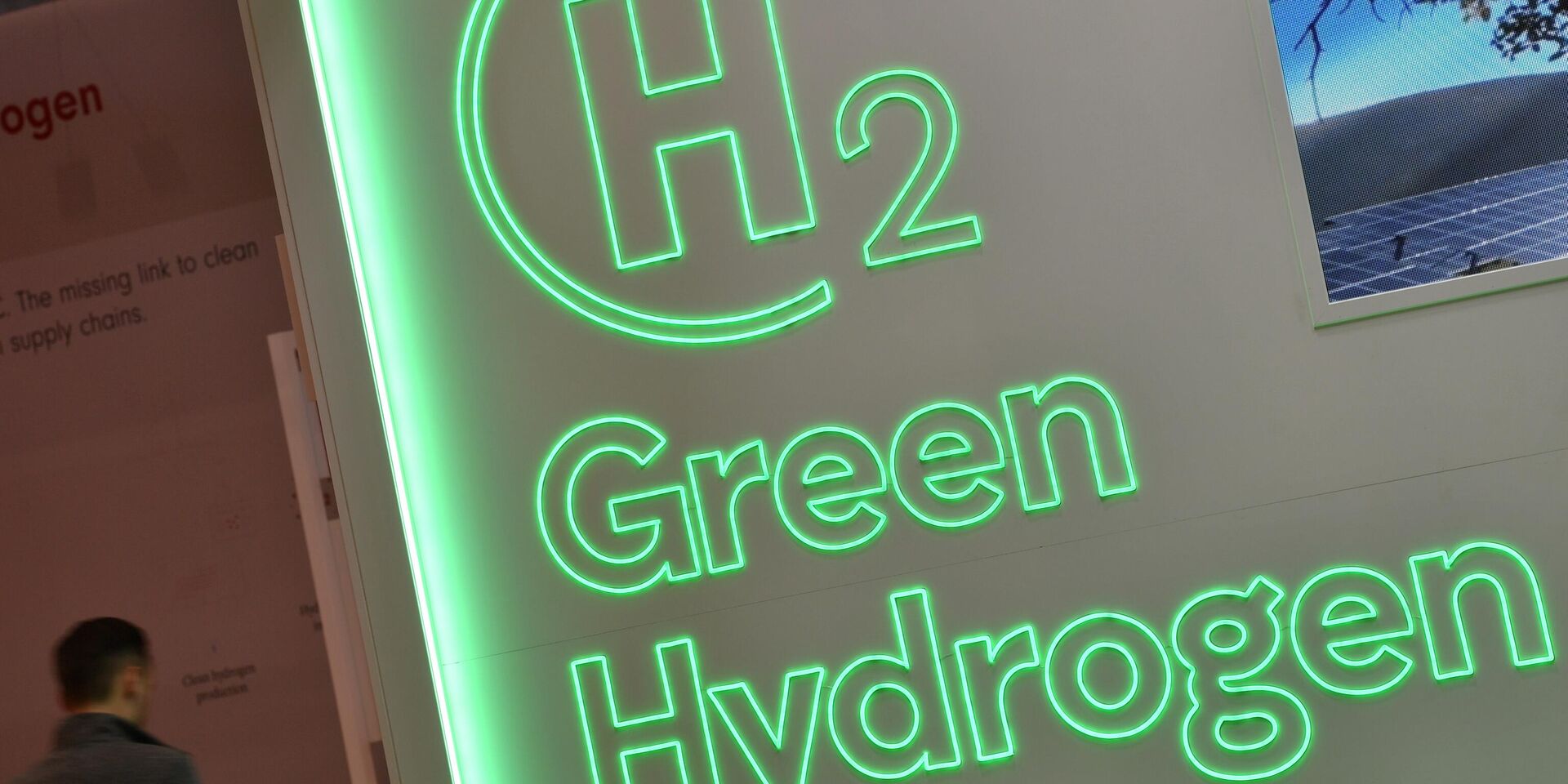 Логотип Green Hydrogen (Зеленый водород) на промышленной выставке Hannover Messe 2023 в Ганновере, Германия, 17 апреля 2023 года - ИноСМИ, 1920, 10.04.2025