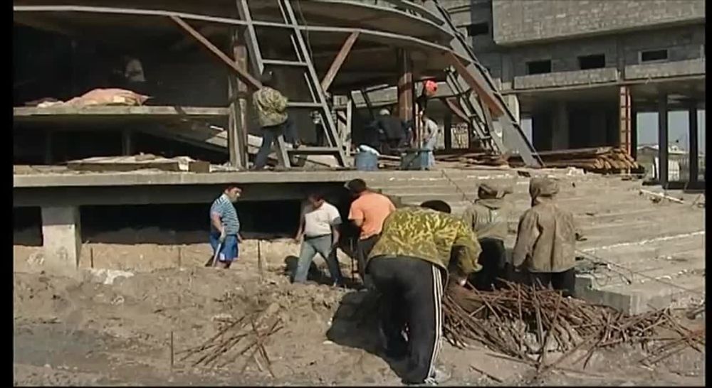 «Триумф». Год 2011. Первый в мире крытый универсальный спортивно-развлекательный комплекс «Триумф», построенный на сваях на...