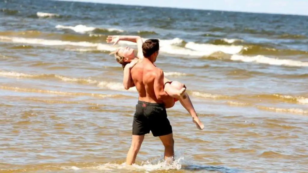 Пляжный сезон открыт: где в Латвии можно безопасно купаться