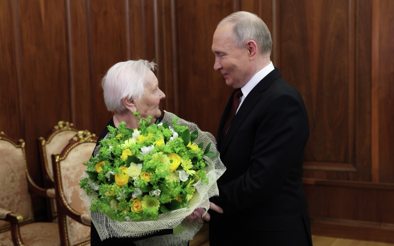 У Путина хватит сил пройти через все, уверена первая учительница президента