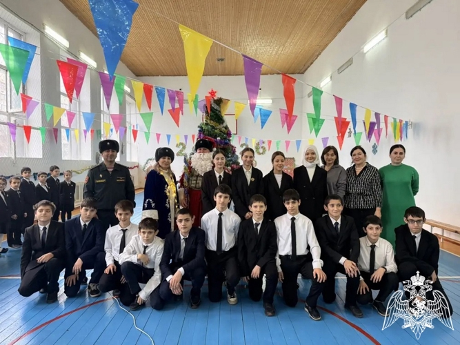 Военнослужащие махачкалинского соединения Росгвардии поздравили с наступающим Новым годом воспитанников социальных учреждений 