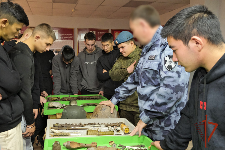 В Горно-Алтайске сотрудники и военнослужащие Росгвардии встретились со школьниками 