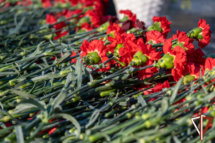Росгвардейцы возложили цветы к памятнику легендарному маршалу Победы – Георгию Жукову в Екатеринбурге