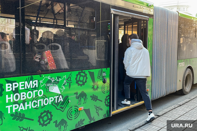 Новый автобус с гармошкой. Челябинск, остановка общественного транспорта, пассажиры, пассажирский транспорт, городской транспорт, автобус с гармошкой