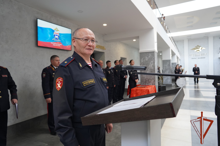 Тридцать пять молодых росгвардейцев успешно завершили профессиональное обучение в Омске