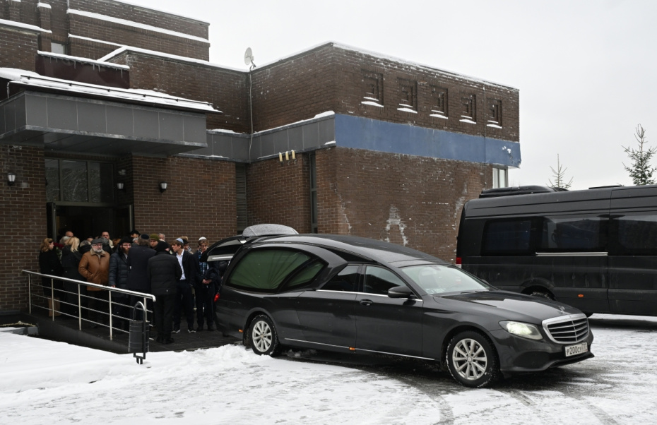 Погрузка гроба с телом основательницы телеканала РЕН ТВ Ирены Лесневской в катафалк после церемонии прощания на Востряковском кладбище в Москве