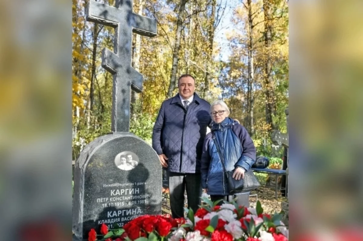 Грачья Мисакович Погосян и Ирина Петровна Колина (дочь Петра Каргина) на могиле героя.