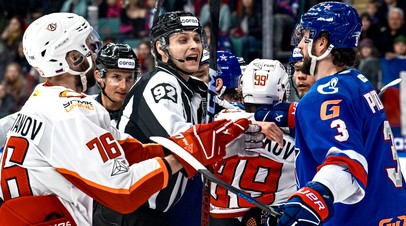 Эпизод из матча регулярного чемпионата КХЛ между СКА и «Автомобилистом»