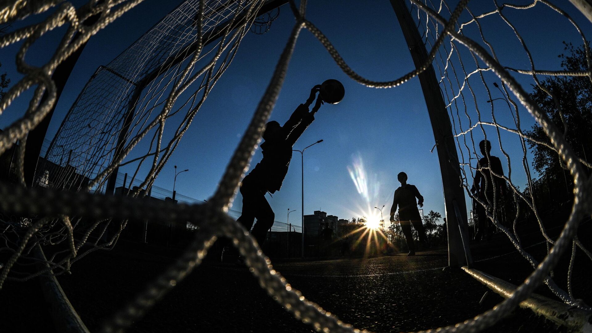 Дети играют в футбол на площадке, архивное фото - Sputnik Казахстан, 1920, 26.02.2024