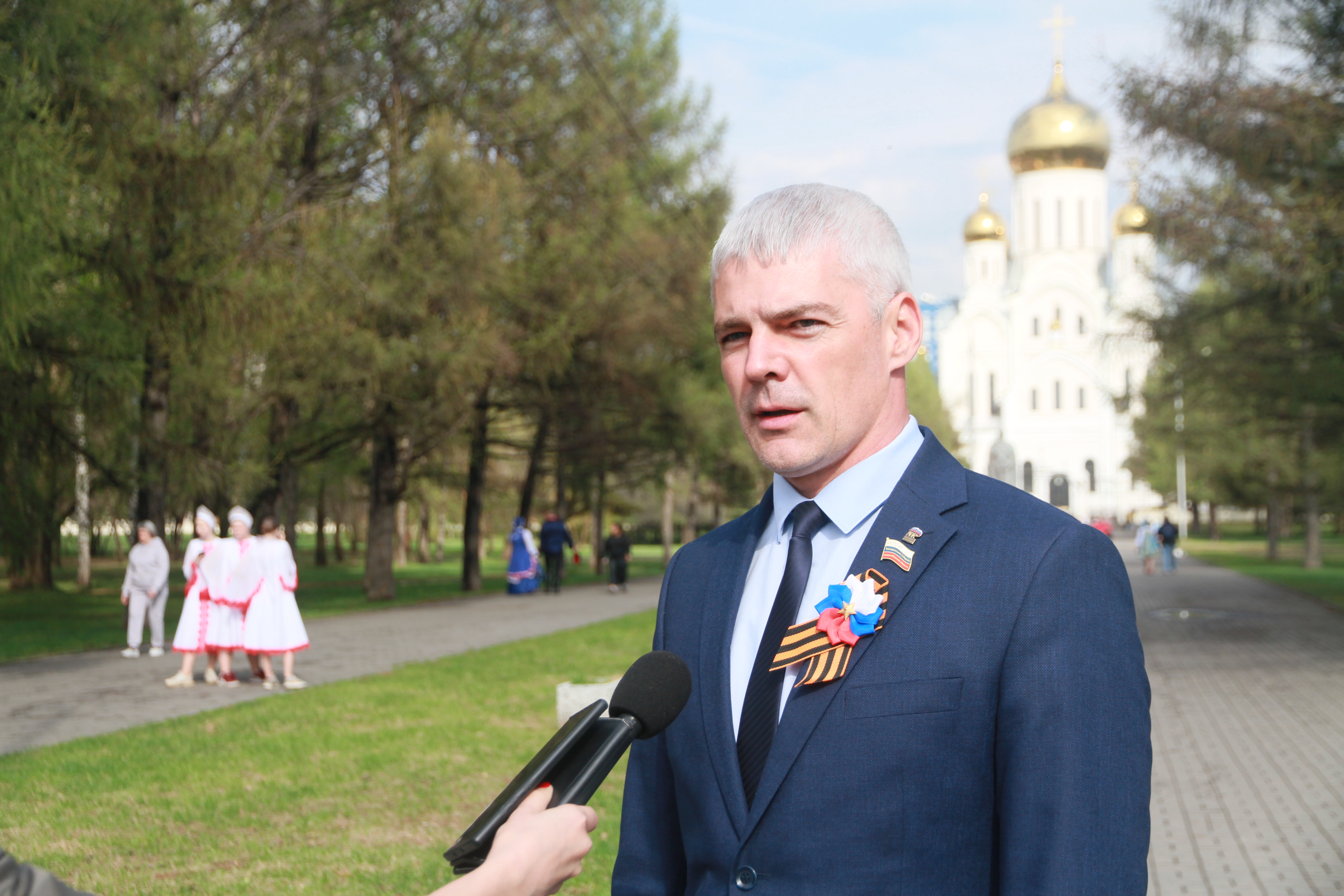 Павел Черноусов дает интервью журналистам