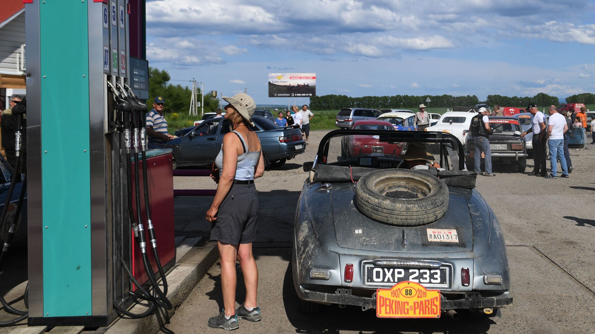 Участница международного ралли на старинных автомобилях Пекин - Париж 2019 на автомобиле Bristol 403 (1954) - Sputnik Азербайджан, 1920, 04.07.2023