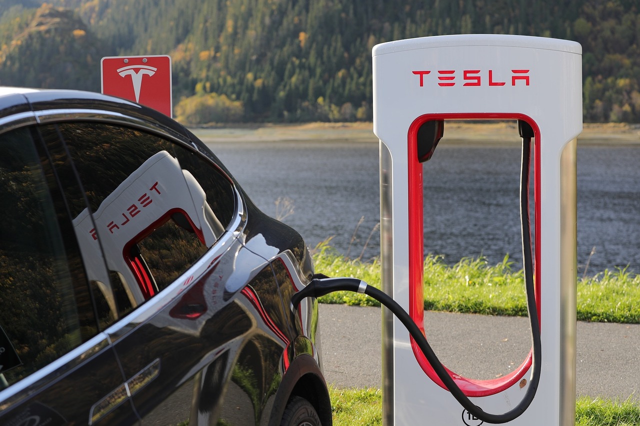 Tesla сгорела после аварии около ТЦ «Авиапарк»