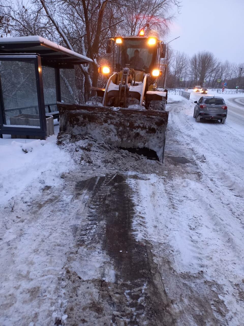 убирает снег. казань завалило снегом. тротуар посыпанный песком зимой. как замело татарстан. техника для уборки снега на дорогах.