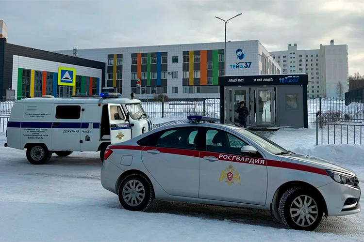 По мнению омбудсмена в сфере образования Амета Володарского, волна подростковой жестокости — это не сбой в работе органов образования, а закономерный симптом глубокого кризиса информационной среды, в которой взрослеют поколения «зумеров» и «альфа»
