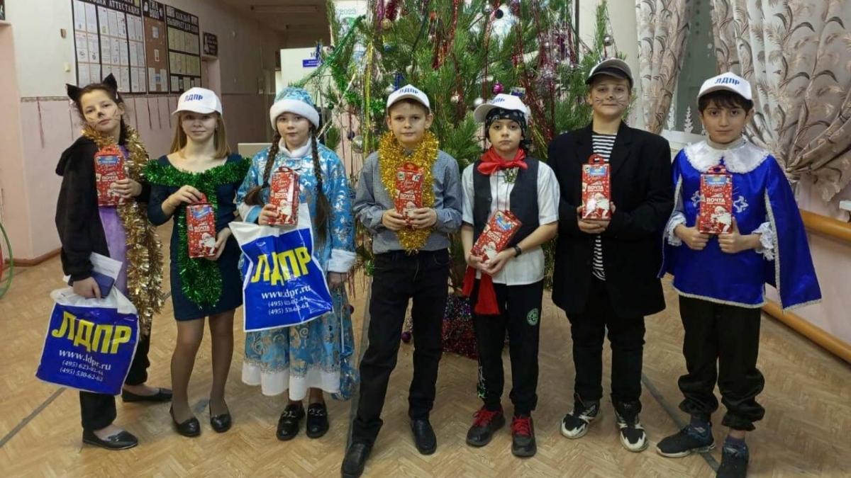 2500 детей Саратовской области получат сладкие подарки от ЛДПР 