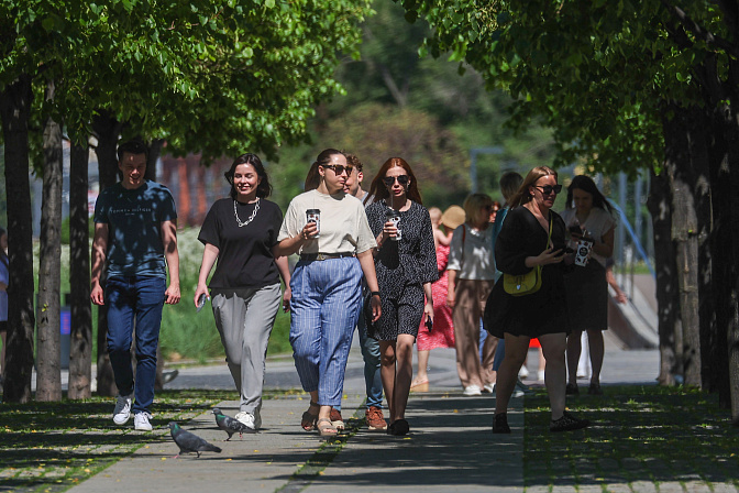 молодые люди в городе 