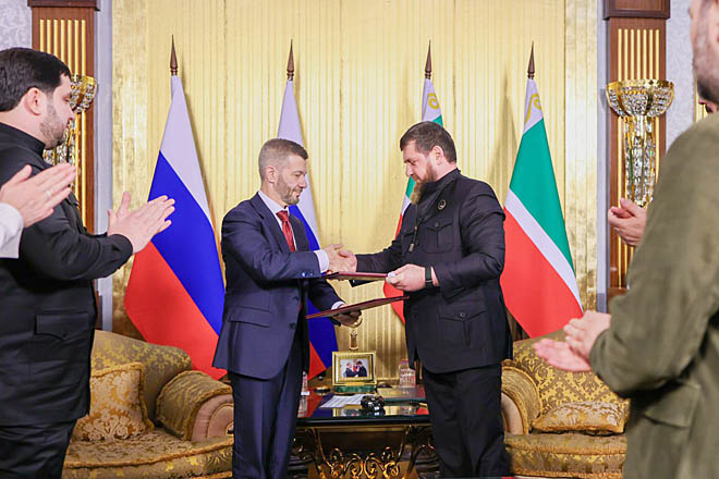 Рабочая встреча Владислава Кузнецова и Рамзана Кадырова была весьма продуктивной. Её основным итогом стало подписание соглашения о сотрудничестве между регионами. ФОТО: T.ME/VLADISLAV_KUZNECOV