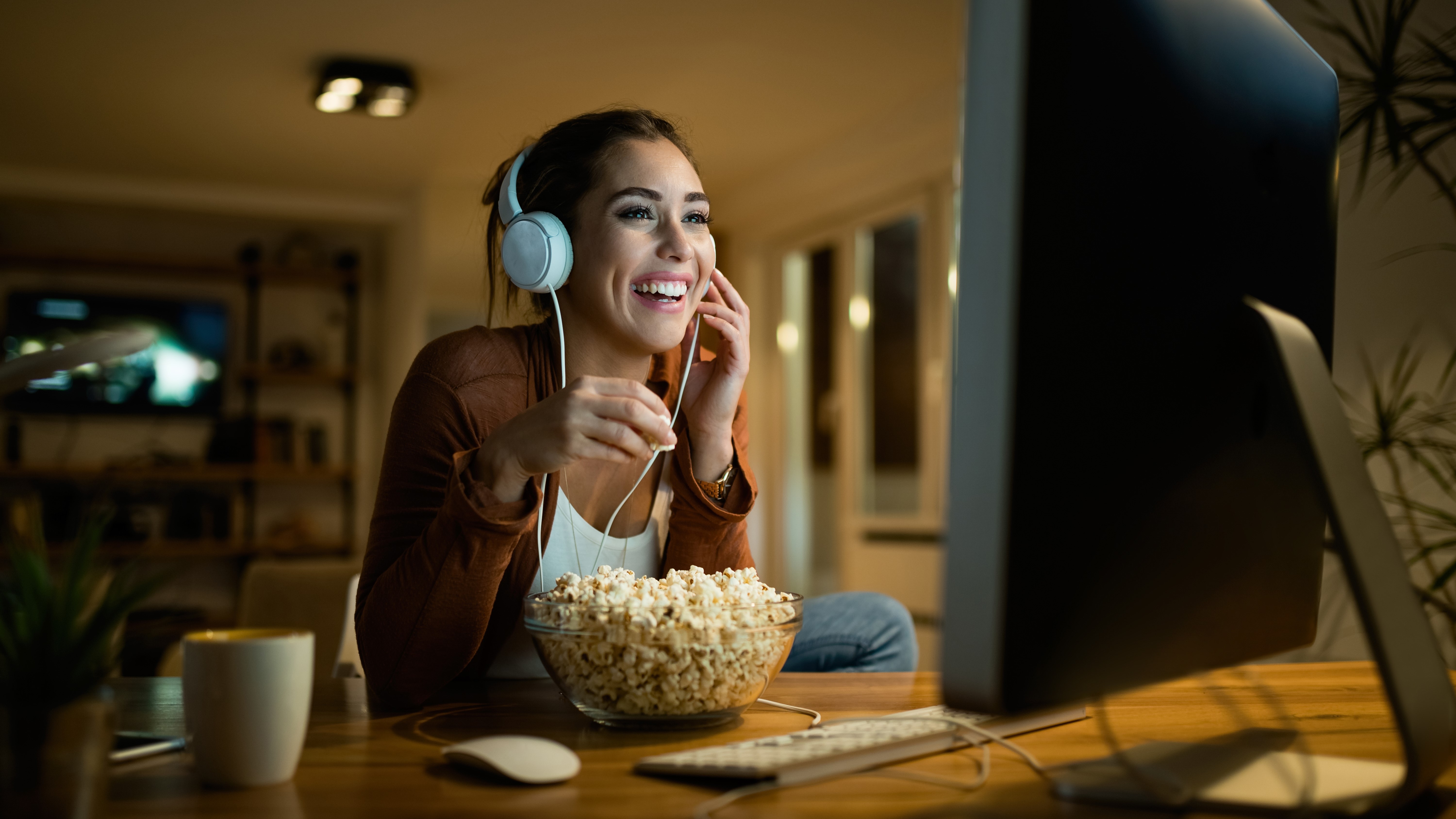 Earn watching video. Девушка говорит по видеосвязи арт. Person wearing Headphones. Watch movie on Computer. Happy watching a movie.