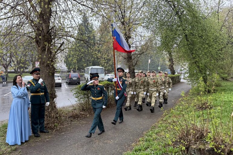 Северские росгвардейцы провели мини-парад под окнами ветерана ВОВ
