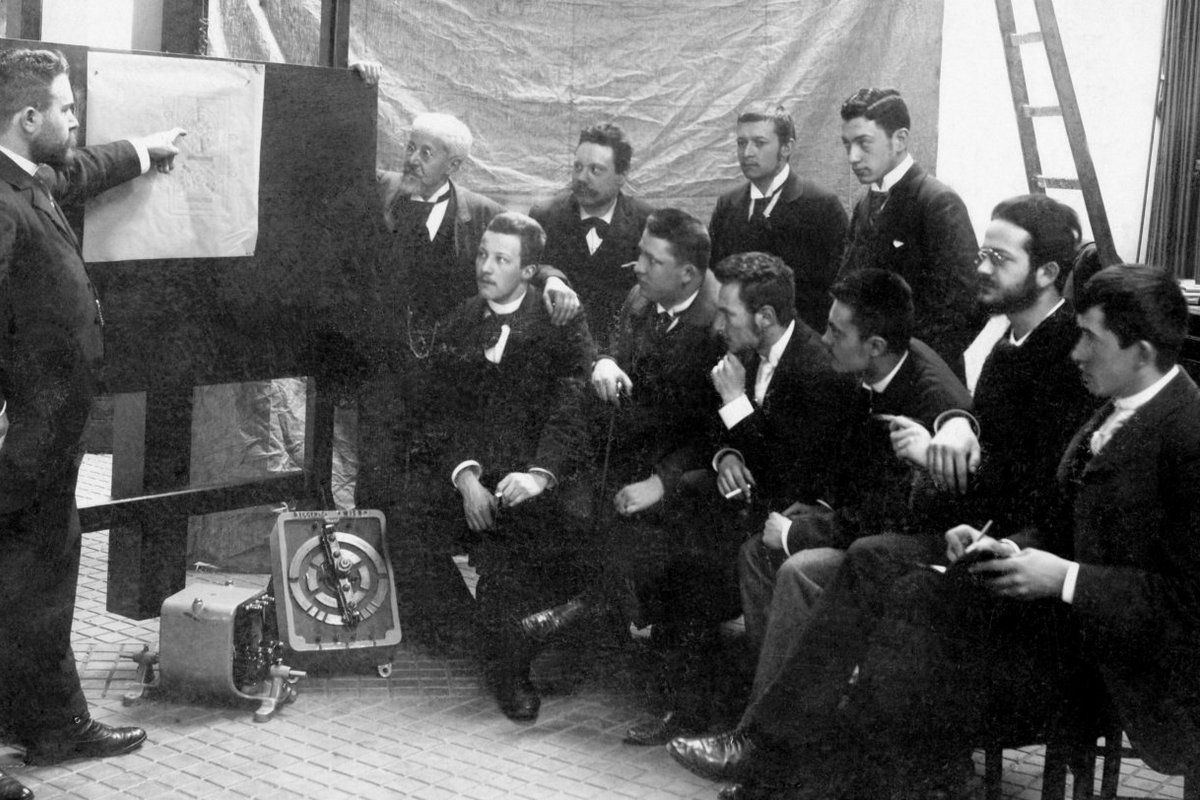 От экспериментов с электричеством до Volkswagen Beetle: 150 лет со дня рождения Фердинанда Порше