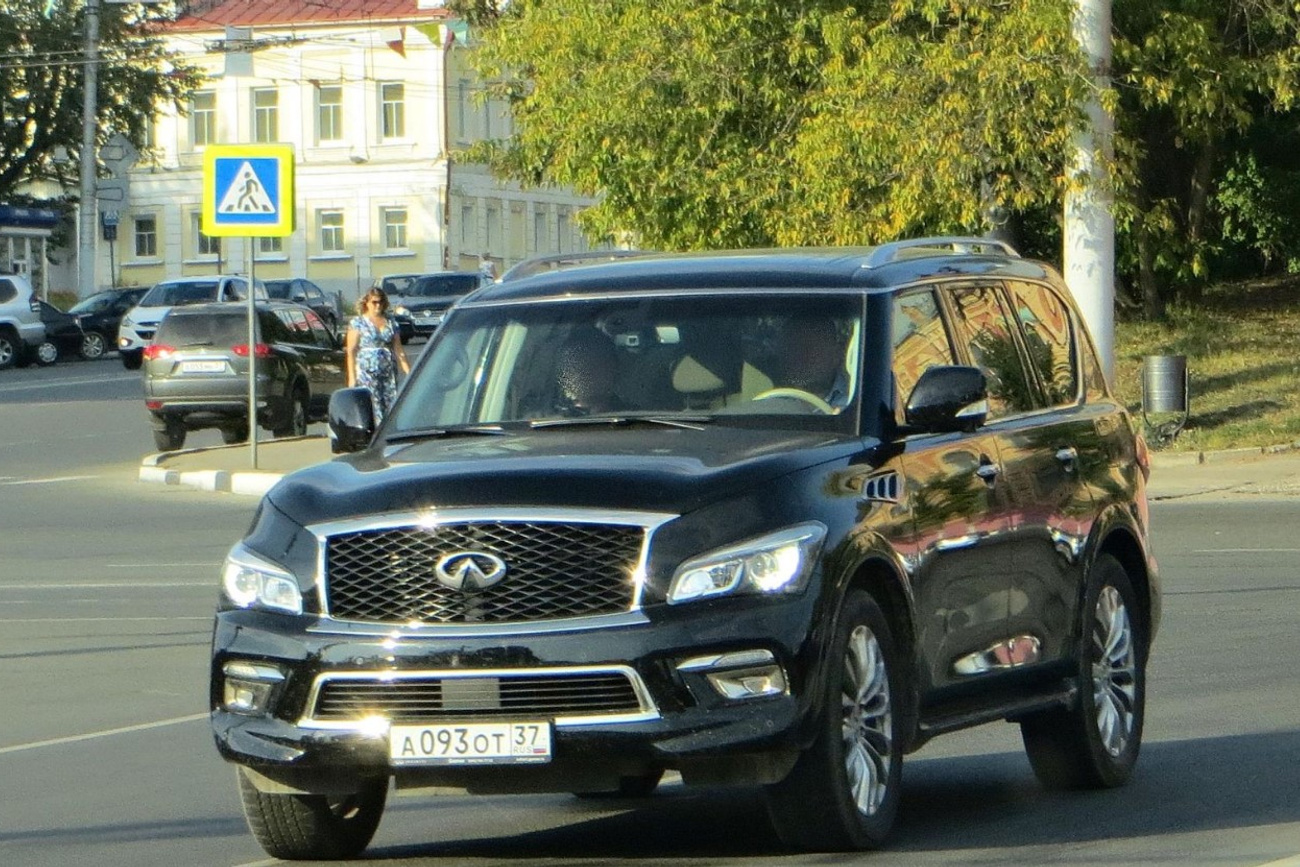 Большой черный джип тонированный в дым