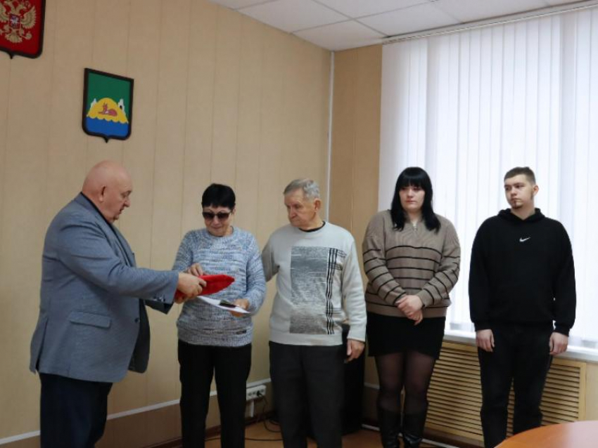 Родители и дети воронежского добровольца получили орден Мужества