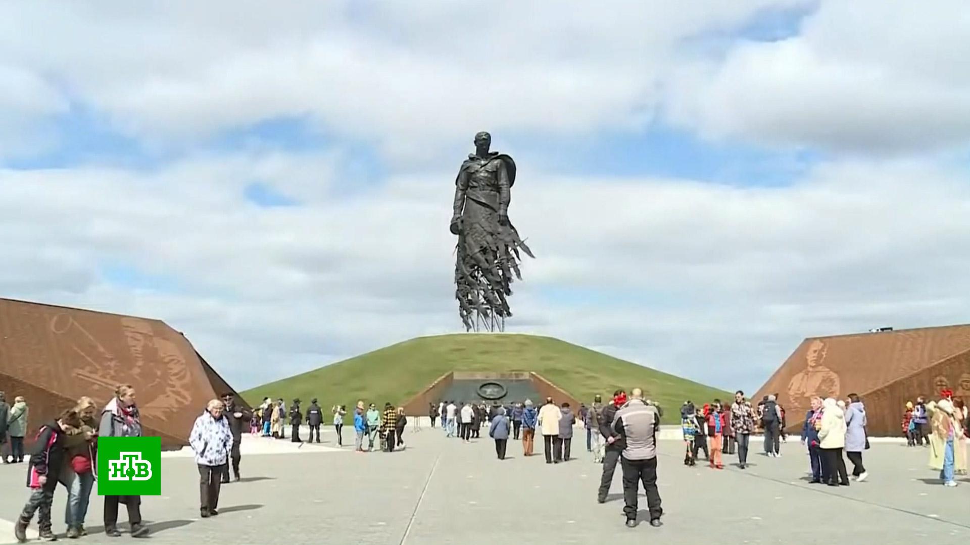 Памятник солдат и журавли где находится. Ржев мемориал советскому солдату. Мемориал Победы Ржев. Мемориал Журавли Ржев. Ржев памятник мемориал советскому солдату.