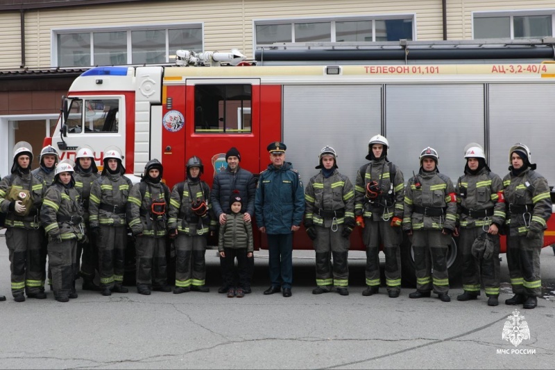 Хоккейная команда Уральского института ГПС МЧС России встретилась с олимпийским чемпионом