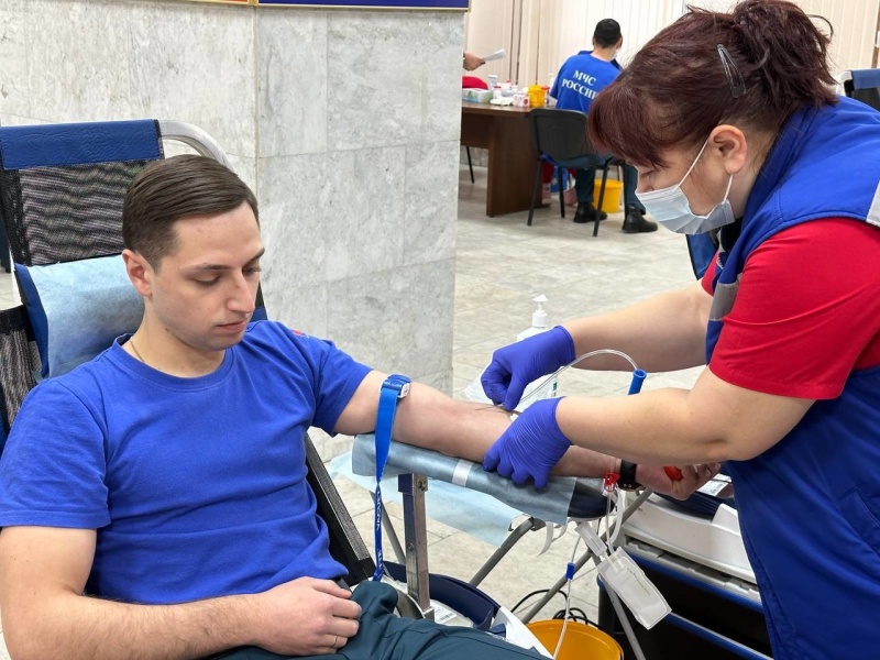 В профессиональный праздник сотрудники столичного управления МЧС России приняли участие в донорстве крови