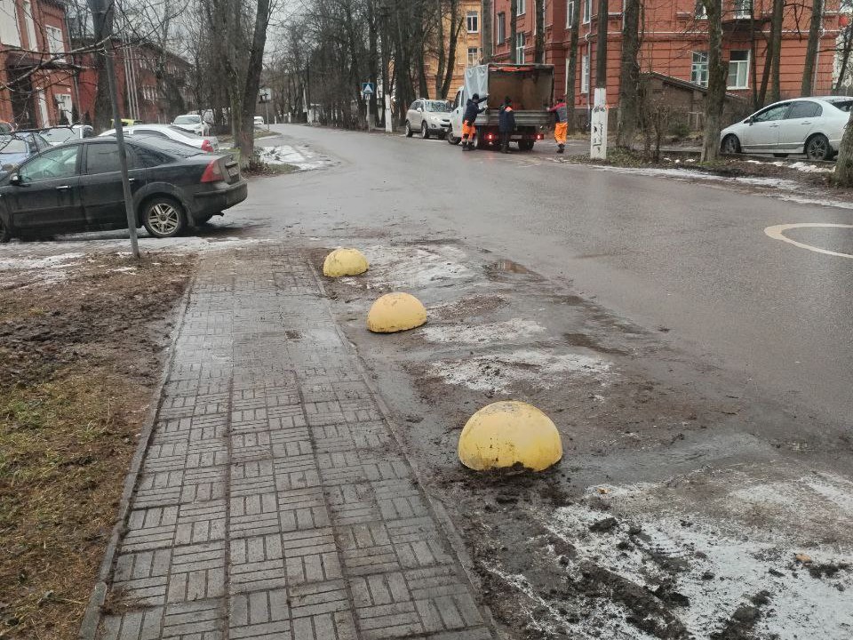 Новые парковочные полусферы в Красноармейске не позволят парковать авто на тротуаре