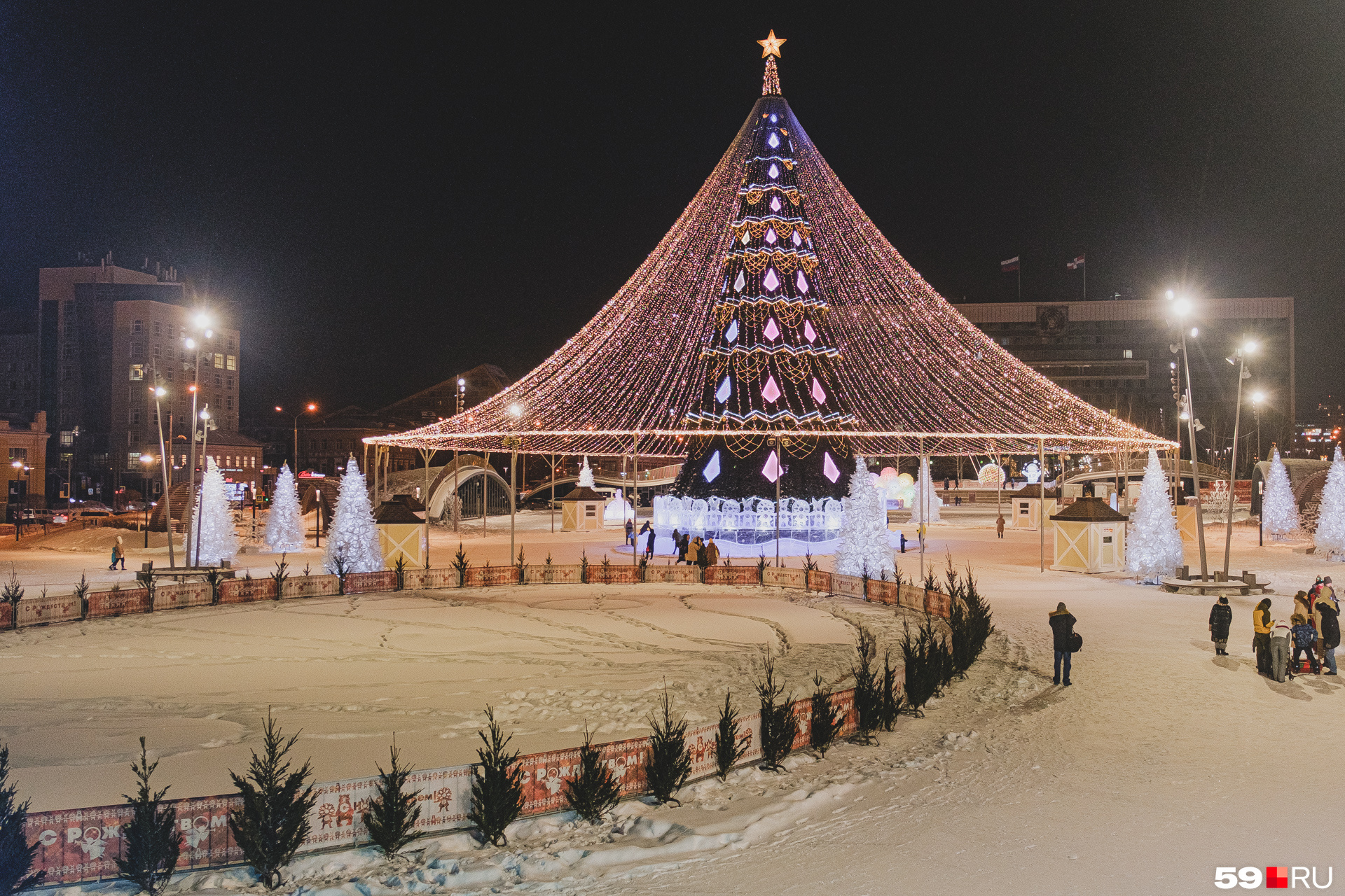 Елку в перми. Елку в перми. Новогодняя елка в перми на эспланаде 2022. Горки на эспланаде пермь 2022. Елка в перми на эспланаде 2022.