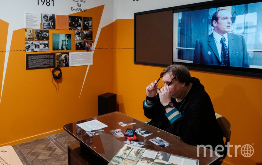 Оранжевый зал выставки стилизовали под учебный класс для любителей хорошего кино. Фото Алена Бобрович, 