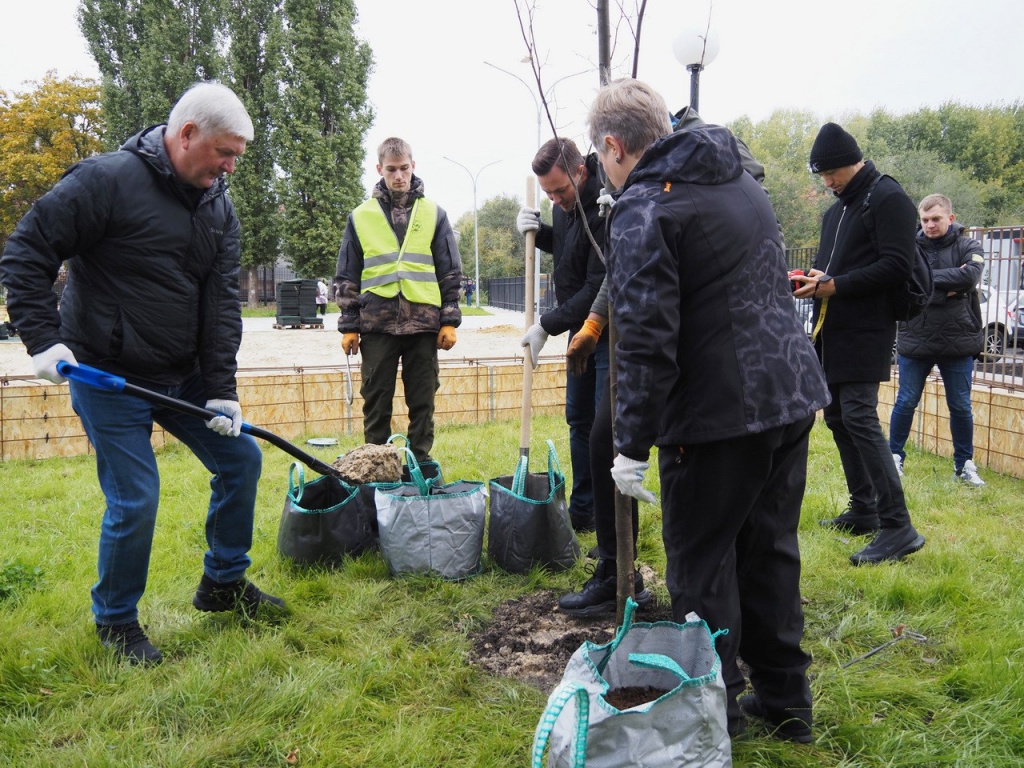 Мэр Воронежа принял участие в общегородском субботнике