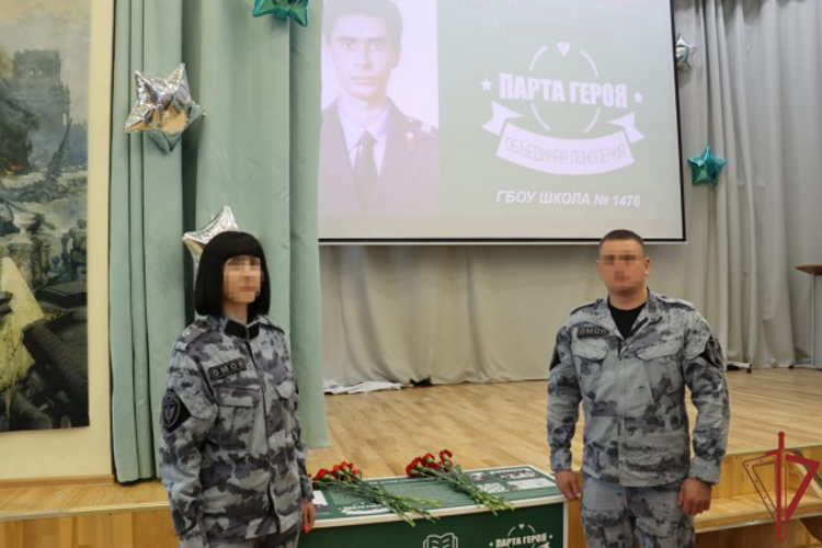 Парту Героя с именем бойца ОМОН «Авангард» открыли в московской школе