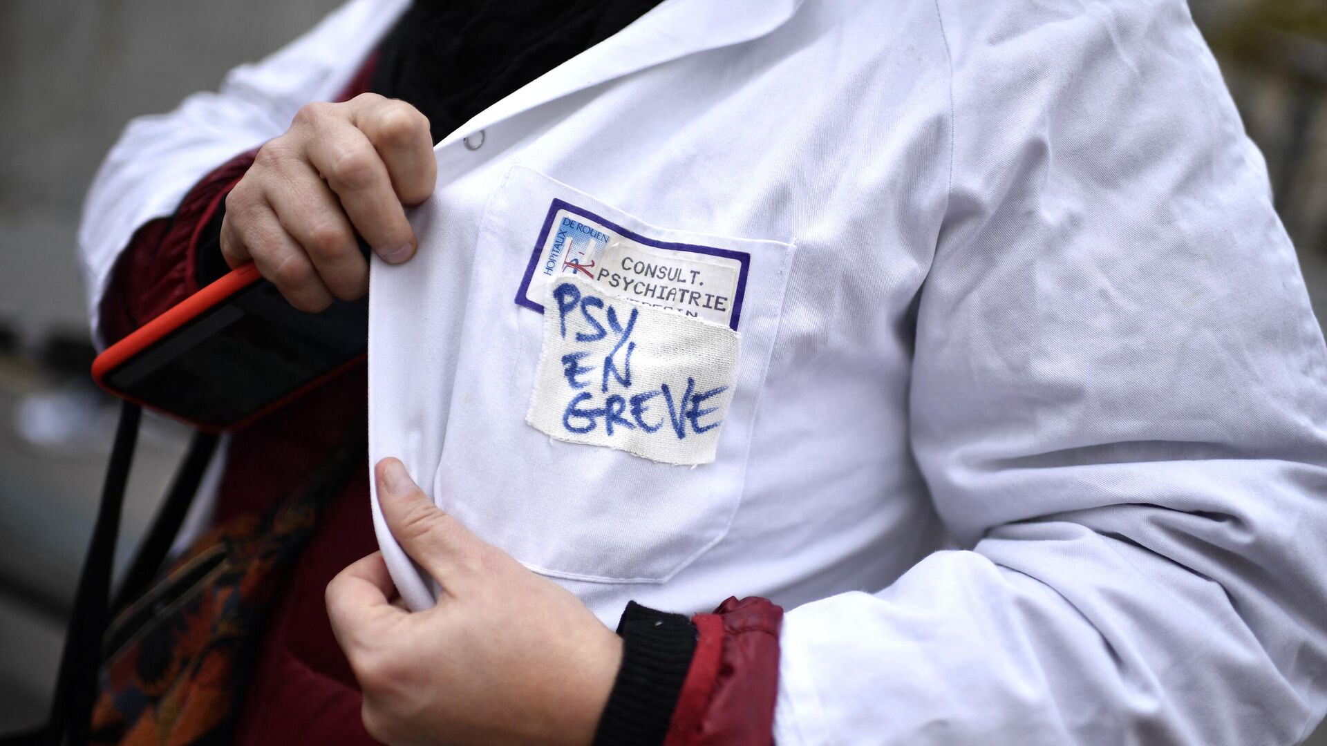 Повышение оклада медикам последние новости. Протест медиков и соцработников в Париже. Куртка работника психиатрии.