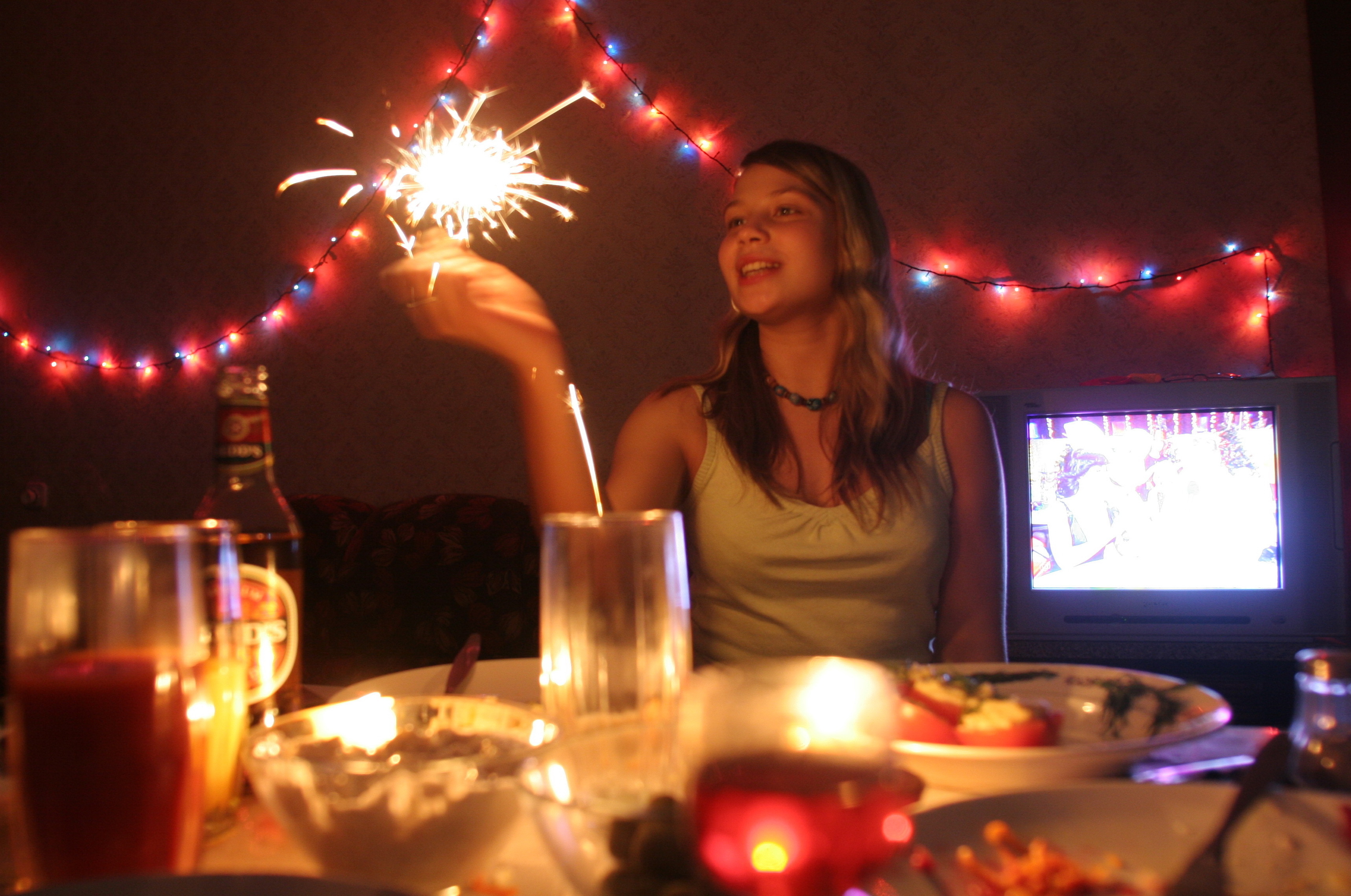 Новый год в одиночестве. Новогоднее одиночество. Новый год один. Одинокая девушка новый год. Скучный новый год.